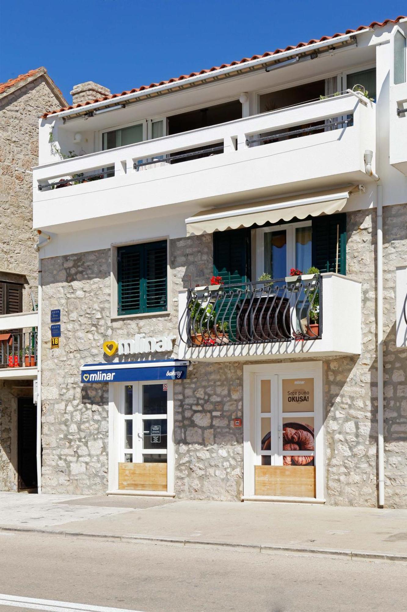 Amazing Waterfront Apartments Bol Bagian luar foto