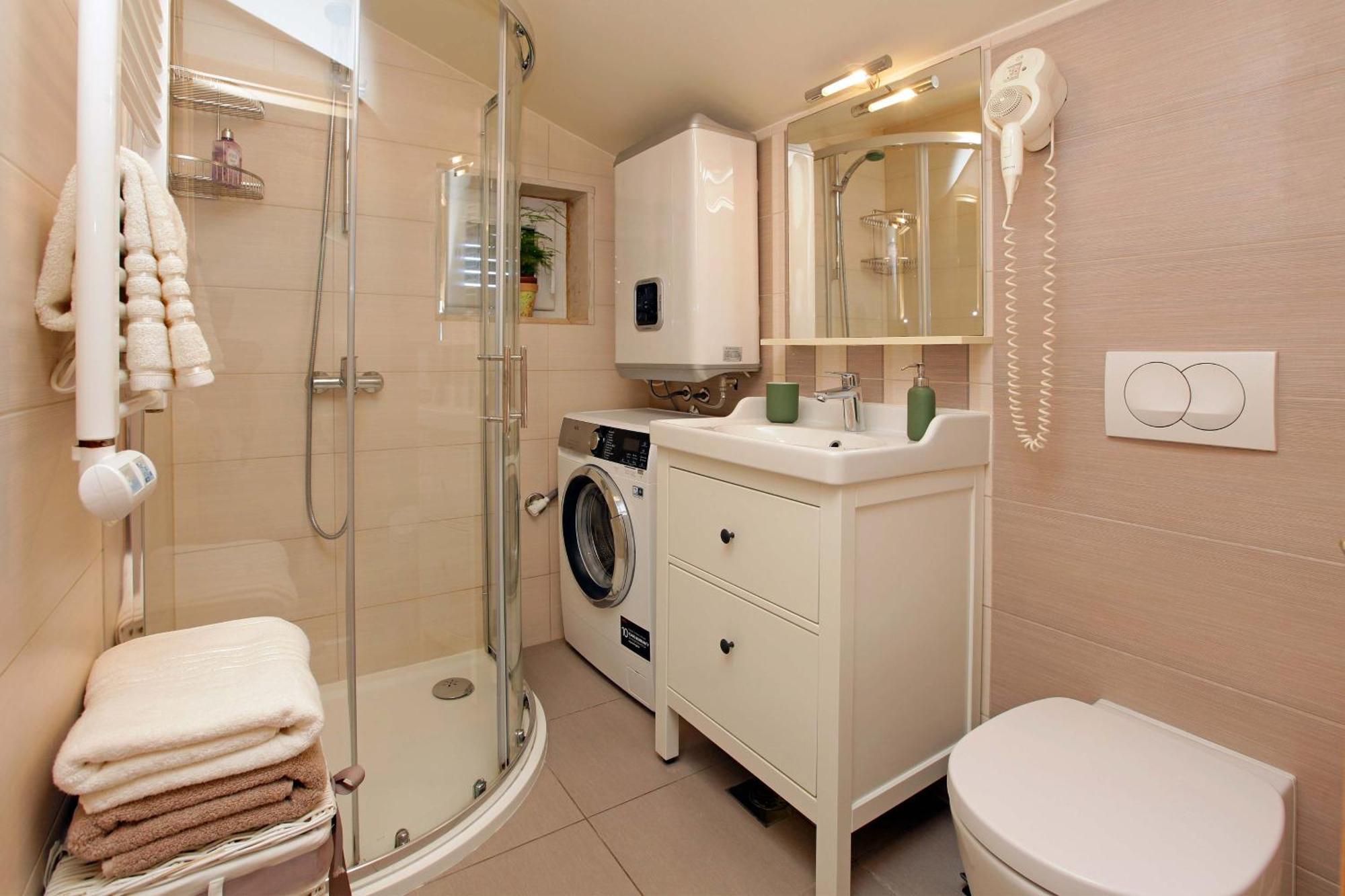Amazing Waterfront Apartments Bol Bagian luar foto